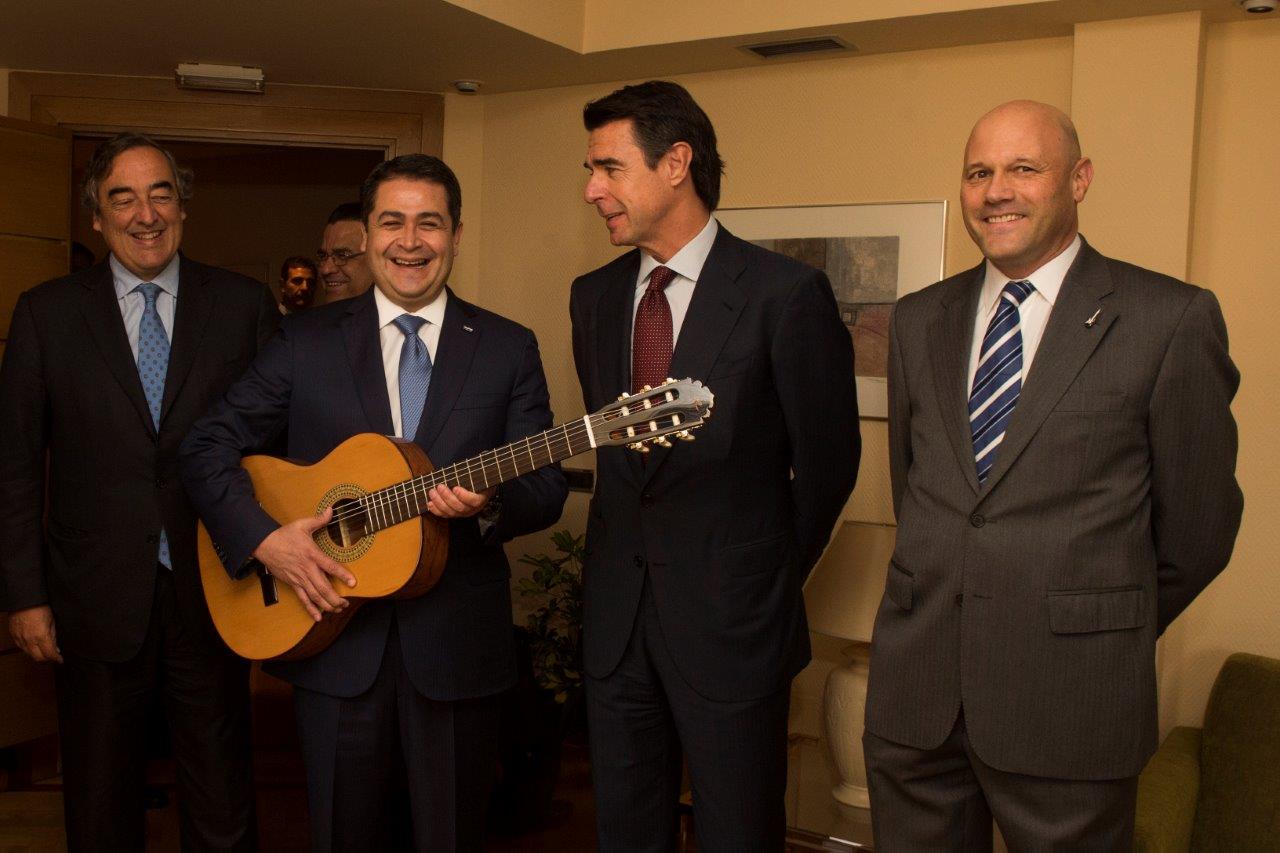 President von Honduras mit Manuel Rodriguez-Gitarre